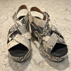 NEW~QUPID~STONE BLACK~SNAKE~STRAPPY WEDGE SANDALS~3 1/4” HEEL~SIZE 8~BR
